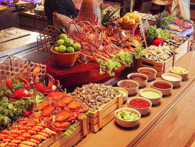 Tiệc buffet hải sản tối với tôm hùm Nha Trang tại Saigon Café Sheraton Saigon